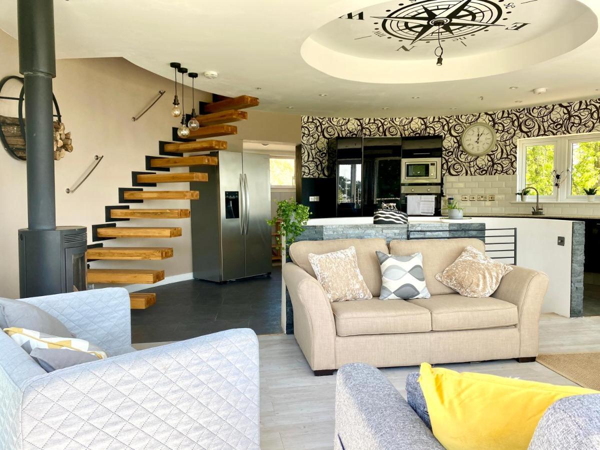One Of The Best Properties In Lyme! Breathtaking Views Across The Whole Bay. 3 Stories With 2 Tier Veranda Around The Property. Sleeps 6 라임레지스 외부 사진