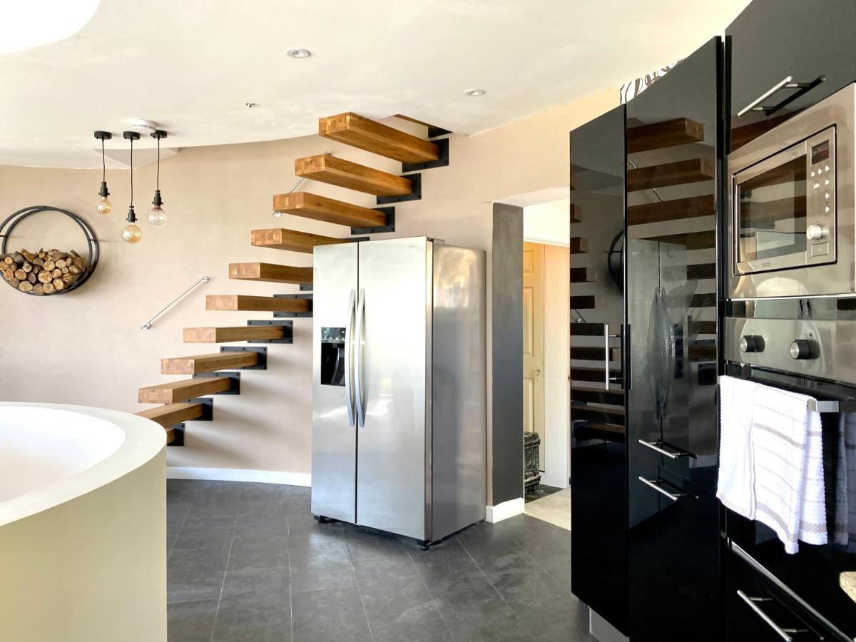 One Of The Best Properties In Lyme! Breathtaking Views Across The Whole Bay. 3 Stories With 2 Tier Veranda Around The Property. Sleeps 6 라임레지스 외부 사진